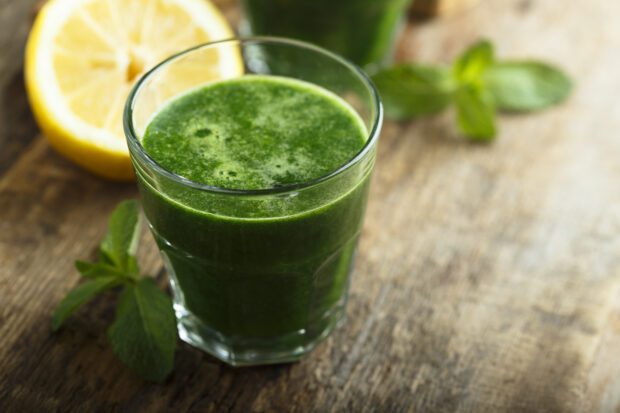 Green juice with lemon